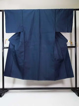 Kimono pour homme non utilisé, ensemble deux pièces composé d'une veste haori et d'un kimono, pure soie, motifs d'écailles, bleu marine.