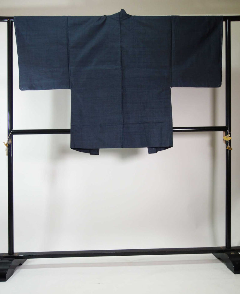 Kimono pour homme non utilisé, ensemble deux pièces composé d'une veste haori et d'un kimono, motifs en écailles de tortue, marque Oshima pongee, pure soie, couleur bleu marine.