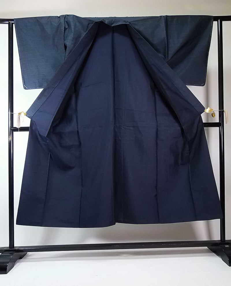 Kimono pour homme non utilisé, ensemble deux pièces composé d'une veste haori et d'un kimono, motifs en écailles de tortue, marque Oshima pongee, pure soie, couleur bleu marine.