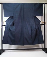 Kimono pour homme non utilisé, ensemble deux pièces composé d'une veste haori et d'un kimono, motifs en écailles de tortue, marque Oshima pongee, pure soie, couleur bleu marine.