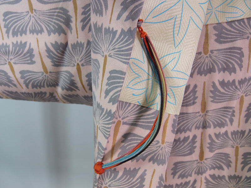 美品　羽織　モダン草花文様　絹製品　日本製品　Kimono jacket　ピンクベージュ