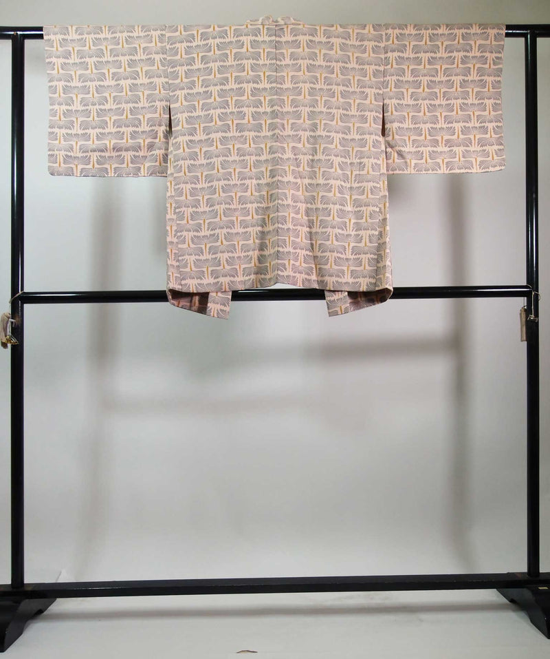 美品　羽織　モダン草花文様　絹製品　日本製品　Kimono jacket　ピンクベージュ