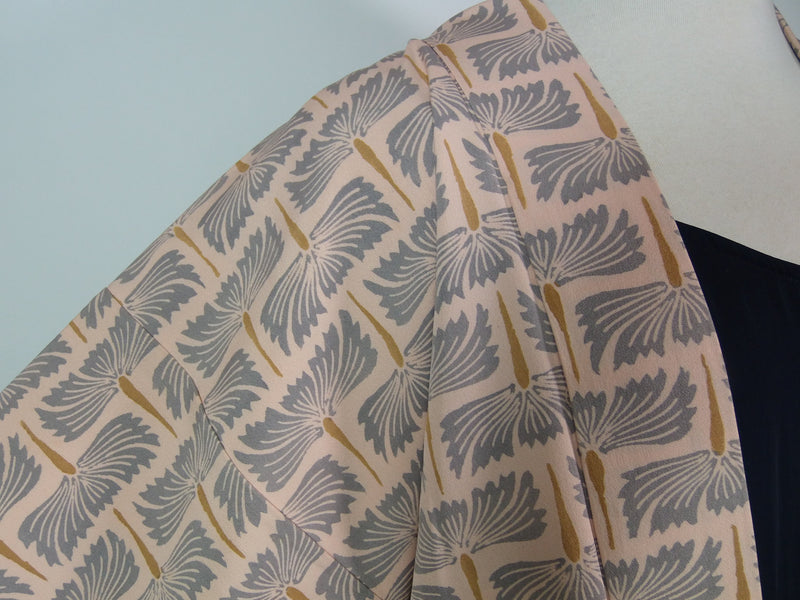 美品　羽織　モダン草花文様　絹製品　日本製品　Kimono jacket　ピンクベージュ