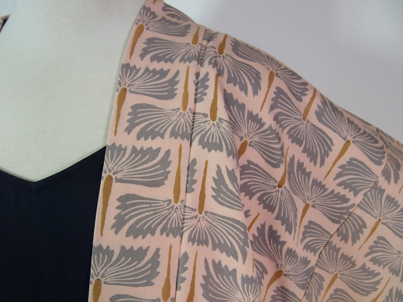 美品　羽織　モダン草花文様　絹製品　日本製品　Kimono jacket　ピンクベージュ