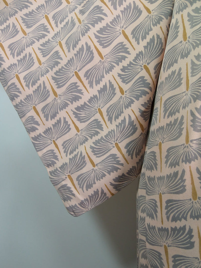 美品　羽織　モダン草花文様　絹製品　日本製品　Kimono jacket　ピンクベージュ