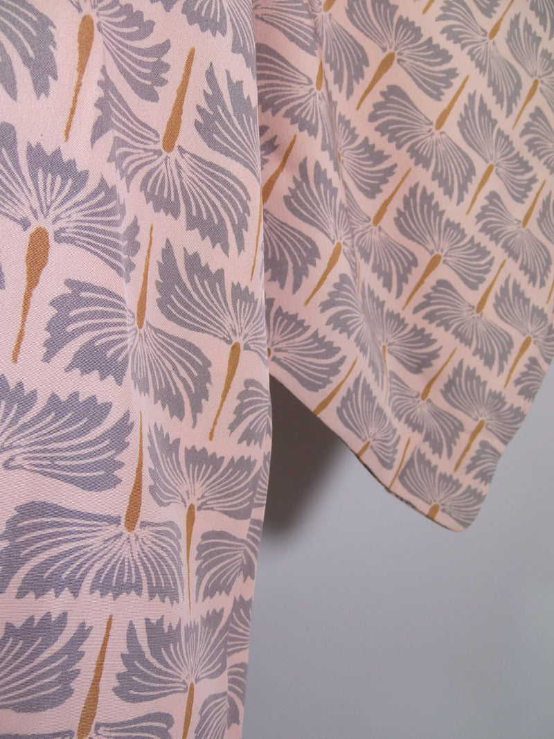 美品　羽織　モダン草花文様　絹製品　日本製品　Kimono jacket　ピンクベージュ