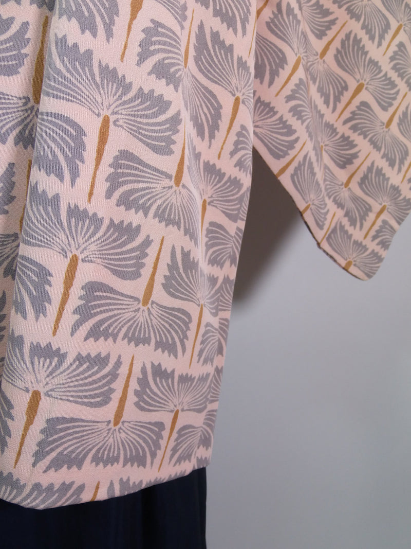 美品　羽織　モダン草花文様　絹製品　日本製品　Kimono jacket　ピンクベージュ