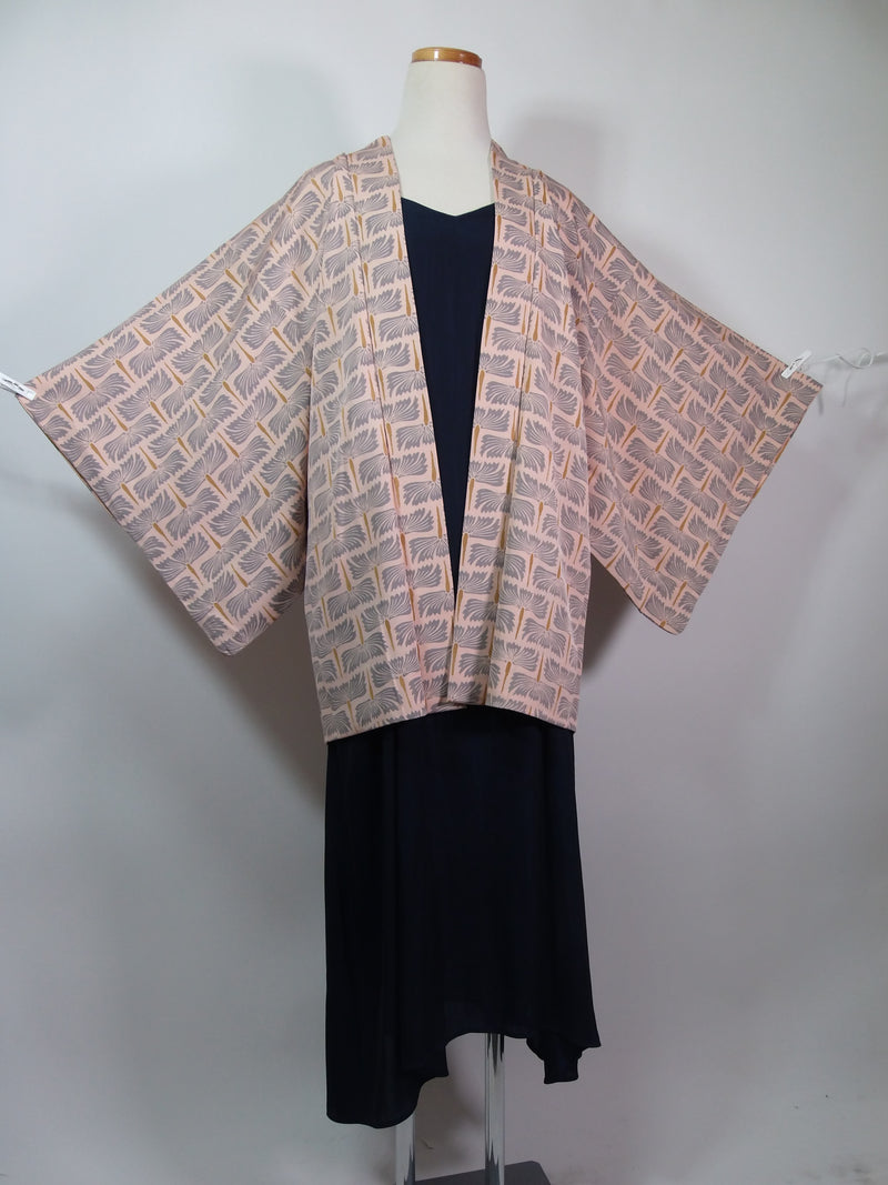 美品　羽織　モダン草花文様　絹製品　日本製品　Kimono jacket　ピンクベージュ