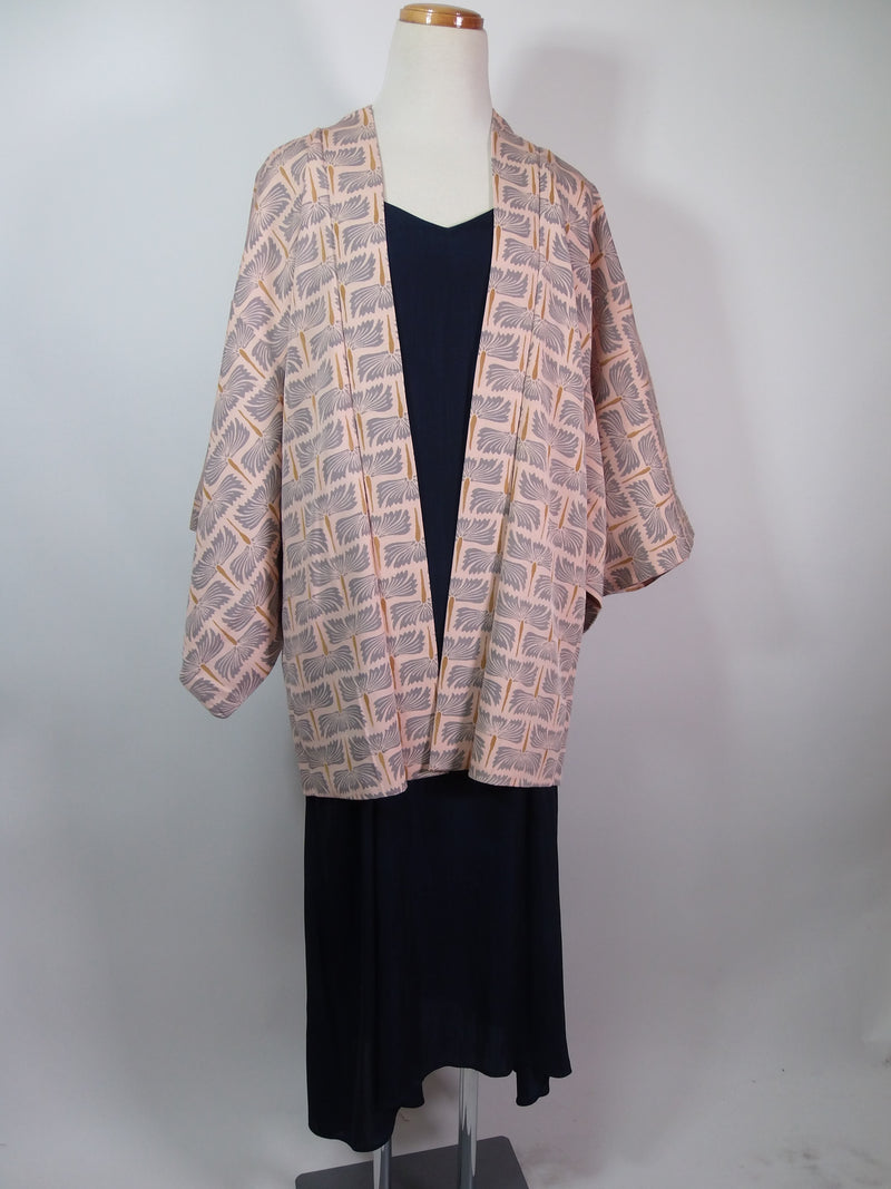 美品　羽織　モダン草花文様　絹製品　日本製品　Kimono jacket　ピンクベージュ