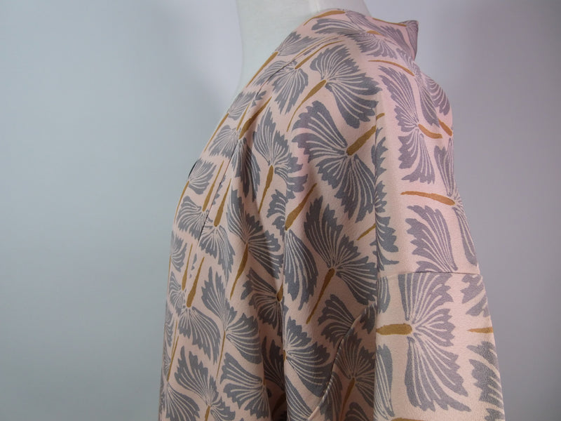 美品　羽織　モダン草花文様　絹製品　日本製品　Kimono jacket　ピンクベージュ
