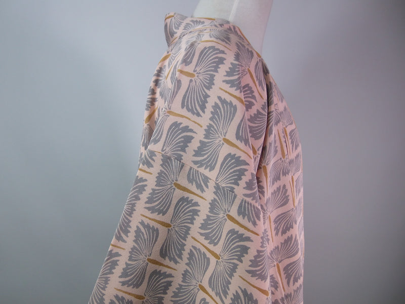 美品　羽織　モダン草花文様　絹製品　日本製品　Kimono jacket　ピンクベージュ
