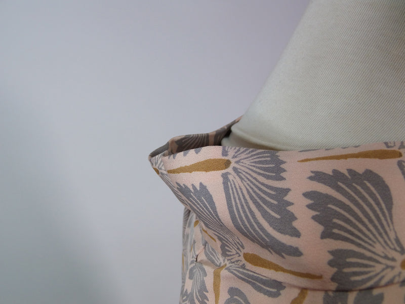 美品　羽織　モダン草花文様　絹製品　日本製品　Kimono jacket　ピンクベージュ