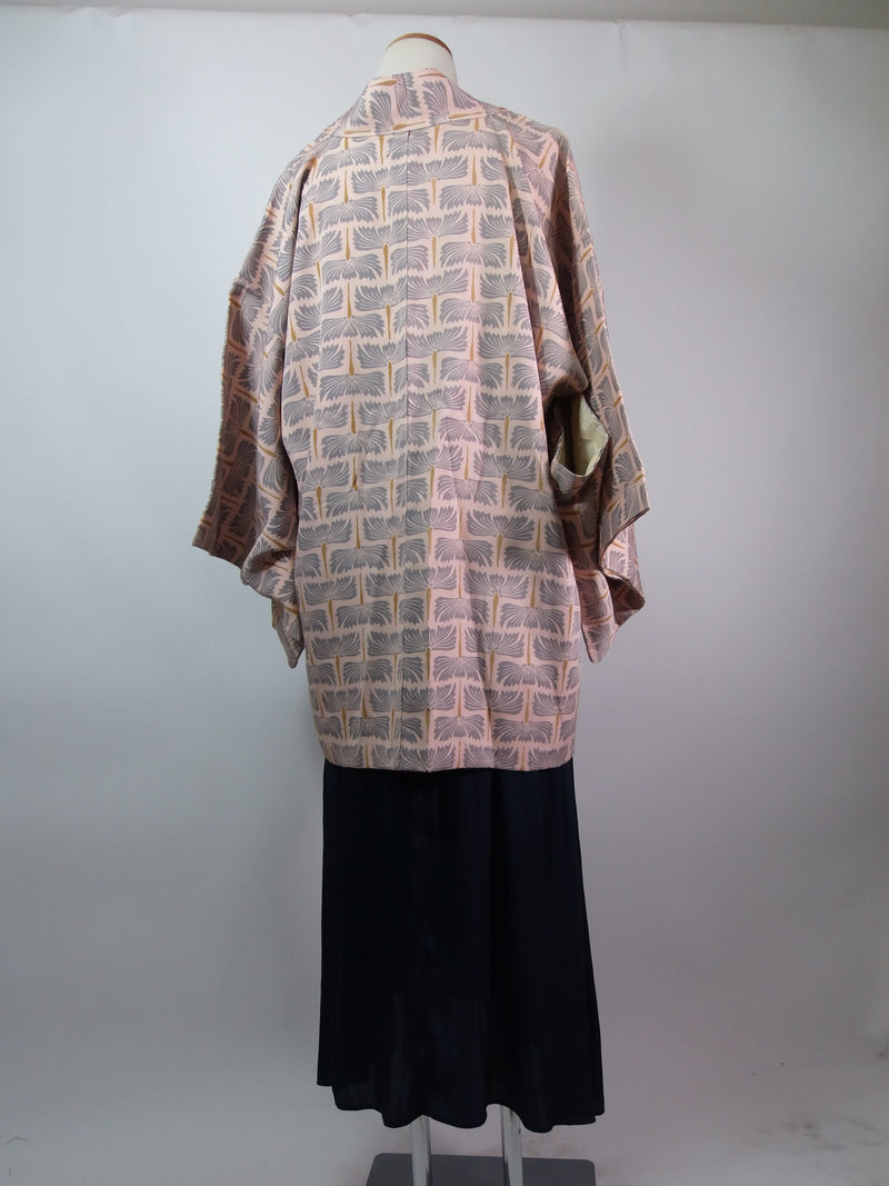 美品　羽織　モダン草花文様　絹製品　日本製品　Kimono jacket　ピンクベージュ