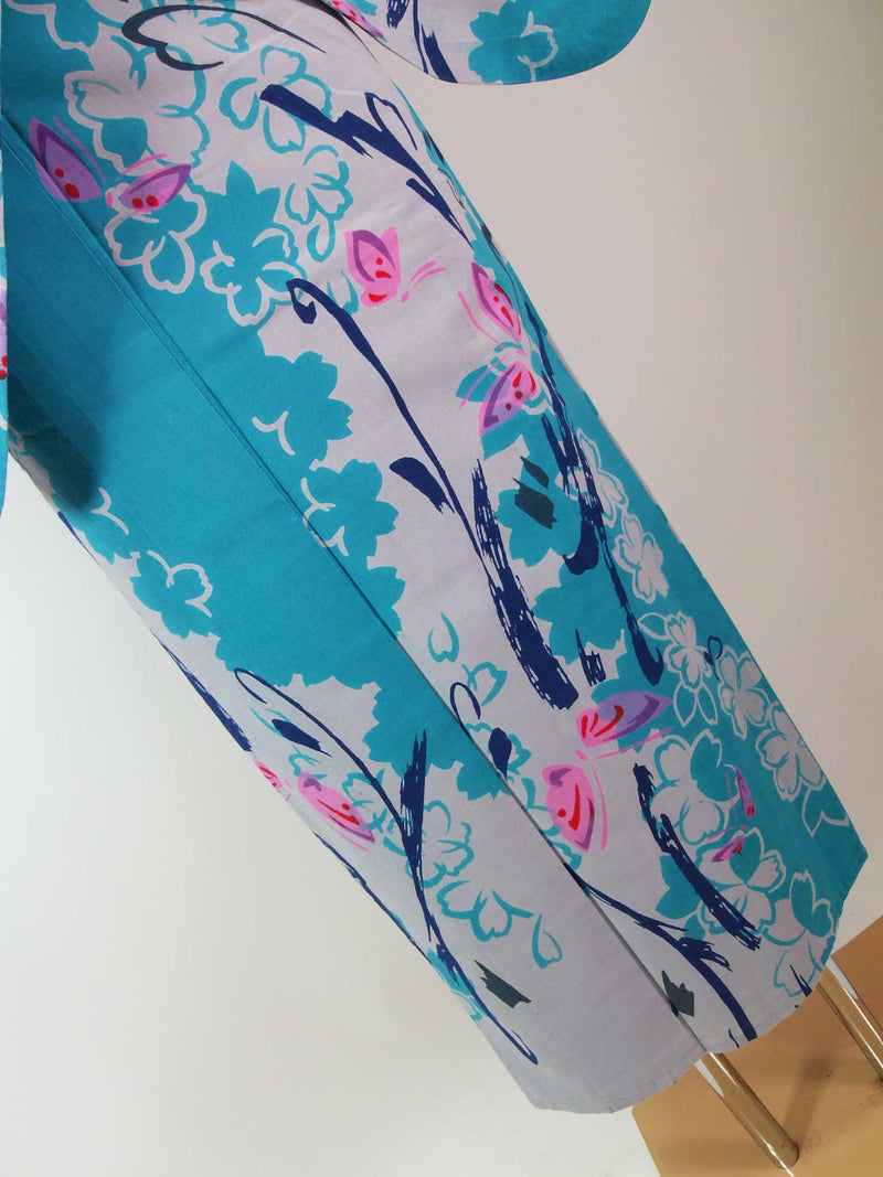 Presque magnifique yukata Honzome, rétro, motif fleurs et papillons, bleu clair et gris, tissu peigné, yukata japonais.