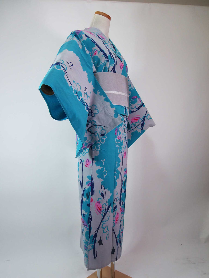 Presque magnifique yukata Honzome, rétro, motif fleurs et papillons, bleu clair et gris, tissu peigné, yukata japonais.