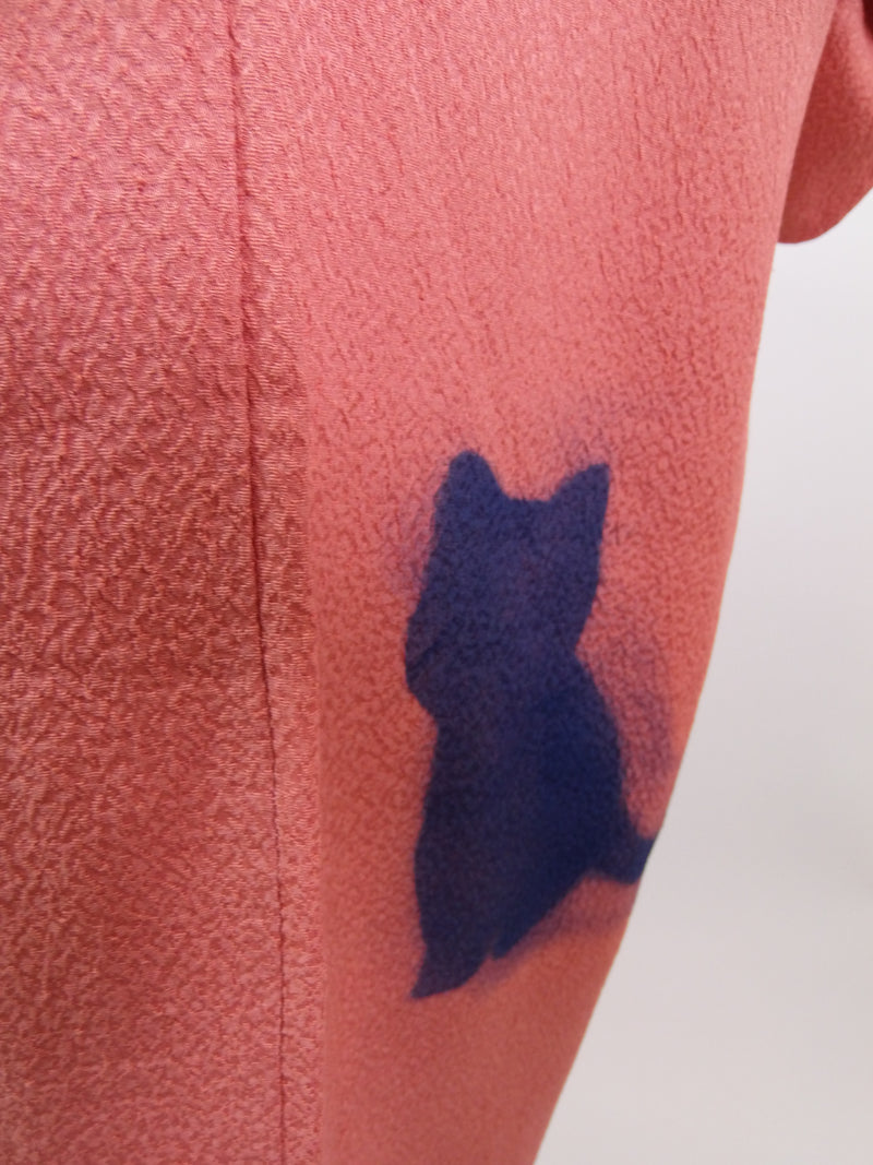 猫着物ガウン 後ろ姿 着物リメイク 和装コート カーディガン ピンク　日本の家紋入り