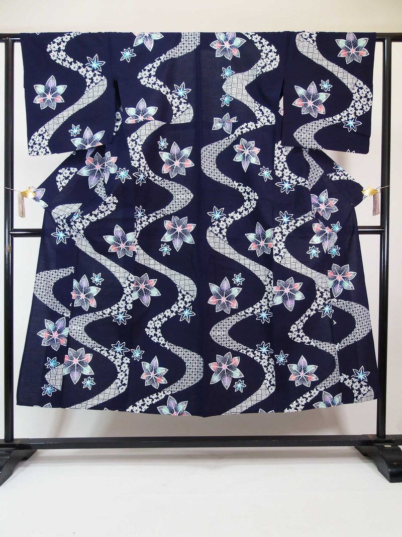 ほぼ美品　浴衣　注染　流水に花模様　japanese yukata 日本製品　藍色
