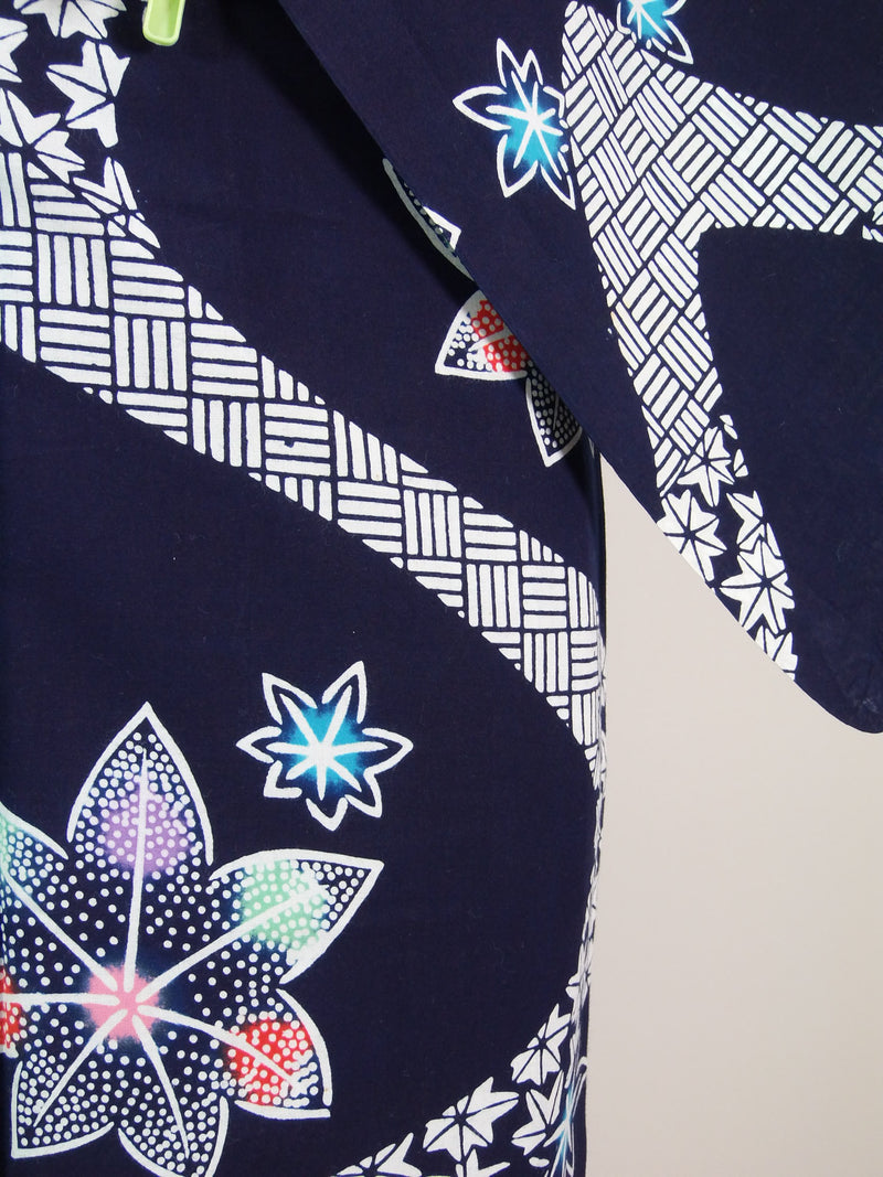 Yukata presque magnifique, teinture injectée, motif floral dans l'eau courante, yukata japonais, produit japonais, bleu indigo.