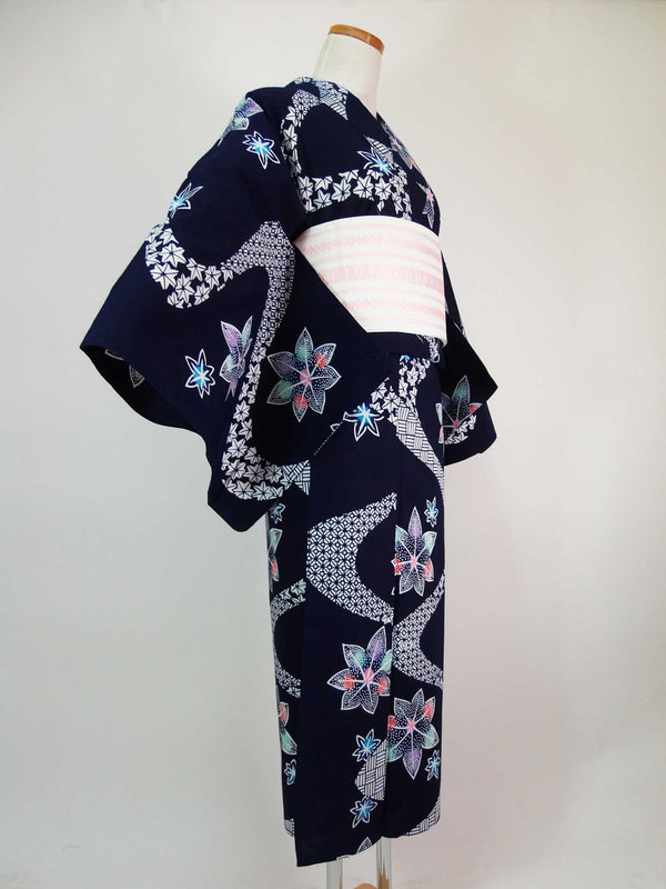 Yukata presque magnifique, teinture injectée, motif floral dans l'eau courante, yukata japonais, produit japonais, bleu indigo.