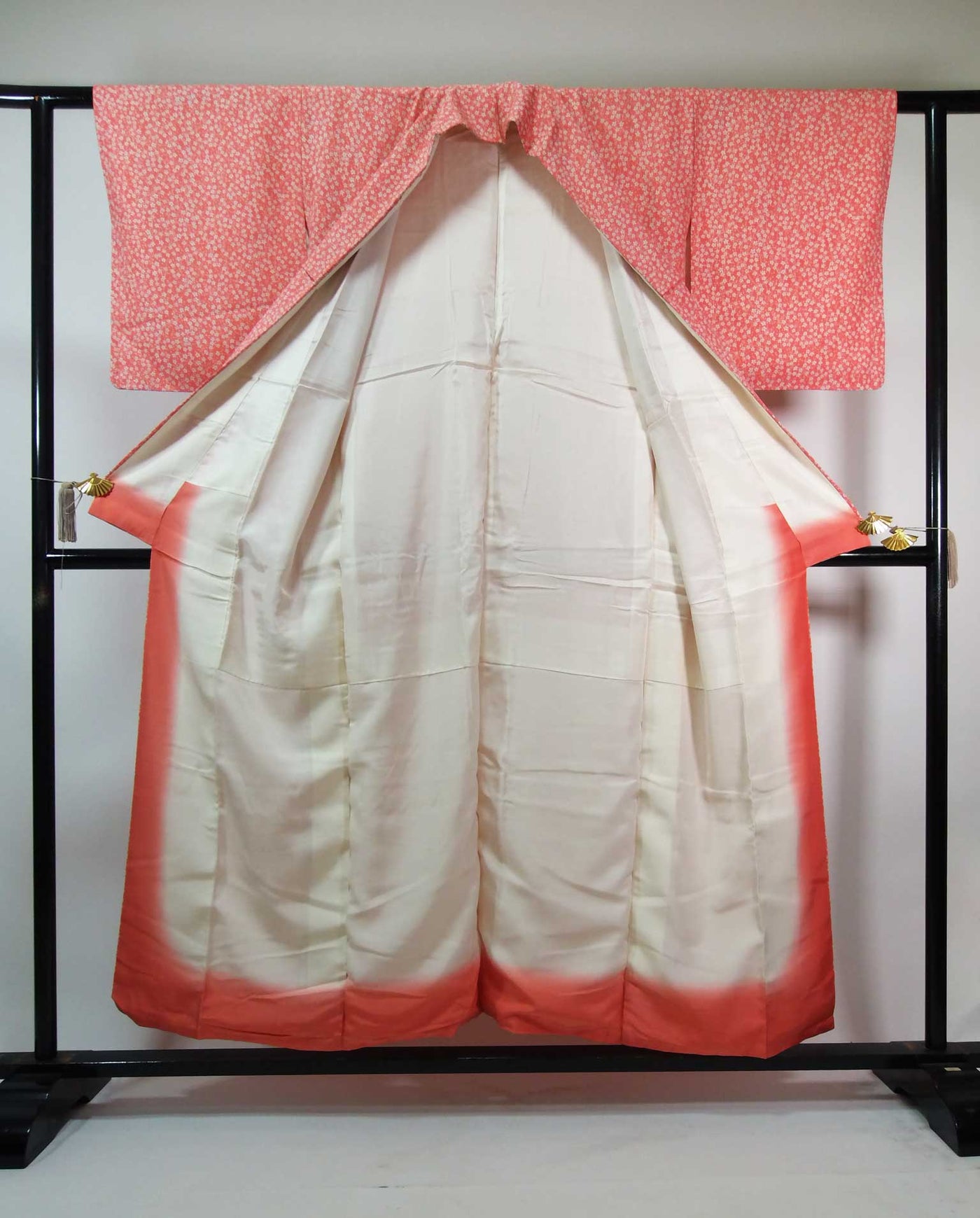 美品 女性 着物 小紋 小花柄 正絹 縮緬 手縫い ピンク色 – MIYABI 