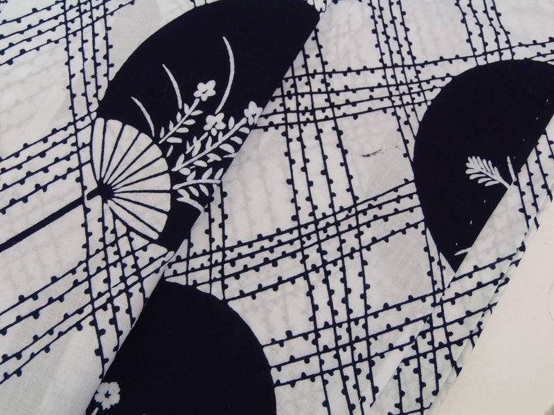 Beau yukata, yukata japonais, motif éventail, blanc.