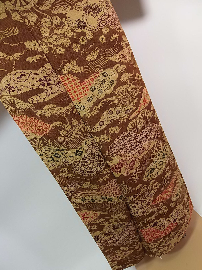 Magnifique kimono de femme, komon, en crêpe avec motif de paysage, cousu à la main, marron, kimono japonais.