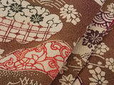 Magnifique kimono de femme, komon, en crêpe avec motif de paysage, cousu à la main, marron, kimono japonais.