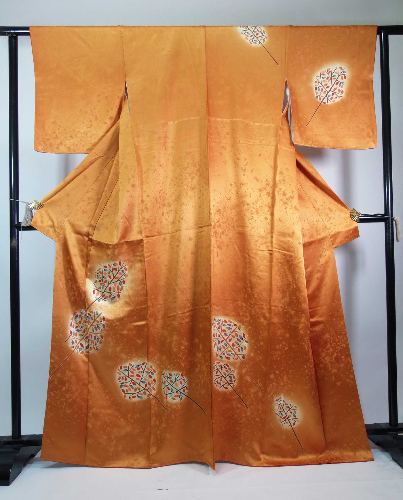 女性 着物 訪問着 草花模様 正絹 手縫い オレンジ色系 Japanese kimono – MIYABI - REUSE KIMONO MARKET