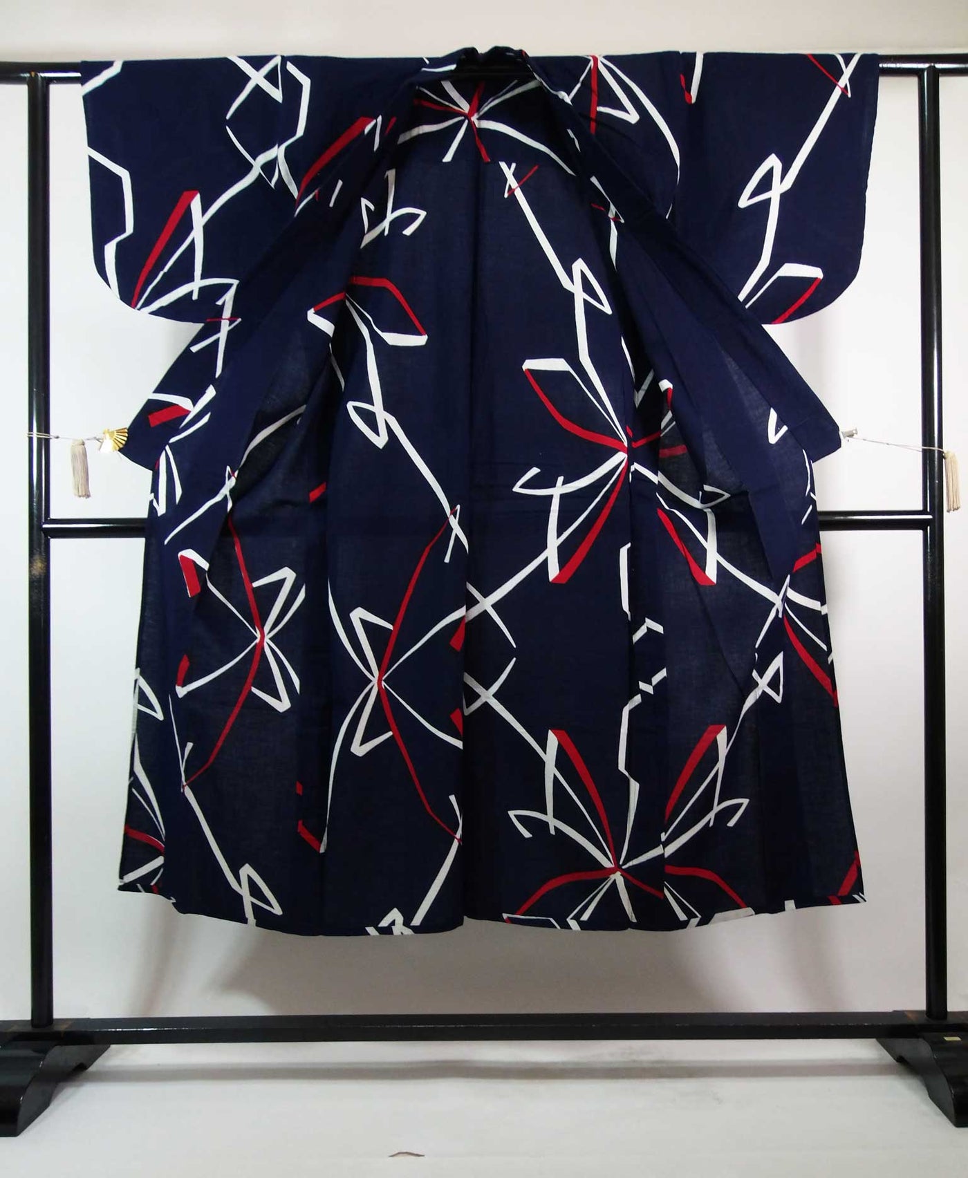 新品美品　昭和レトロ　藍染に夾竹桃が鮮やかで美味しい　注染浴衣 美品 レディース 浴衣 注染 本染め 菊花模様 藍染 手縫い 濃紺色