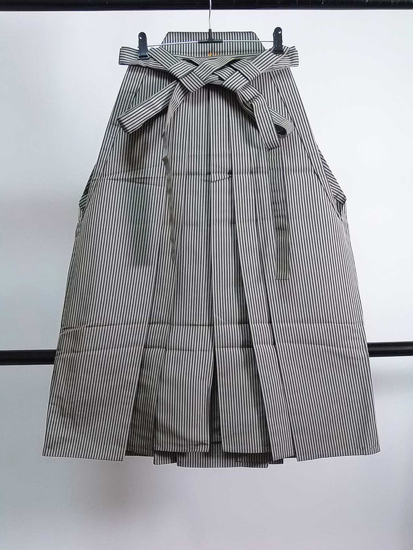 男着物用　袴パンツ 日本製　ストライプSS寸　ジュニアにも　正絹　行灯袴(スカートタイプ) 緑帯びたグレー