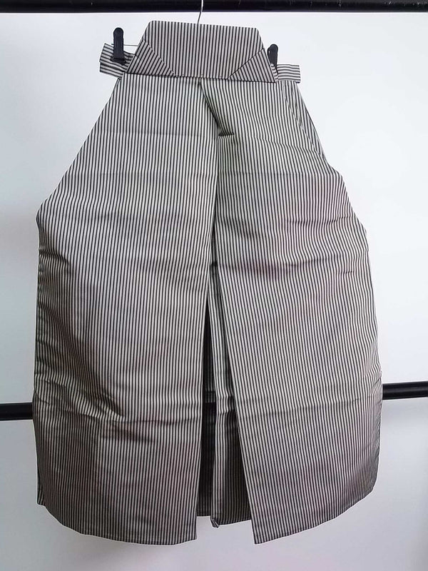 男着物用　袴パンツ 日本製　ストライプSS寸　ジュニアにも　正絹　行灯袴(スカートタイプ) 緑帯びたグレー