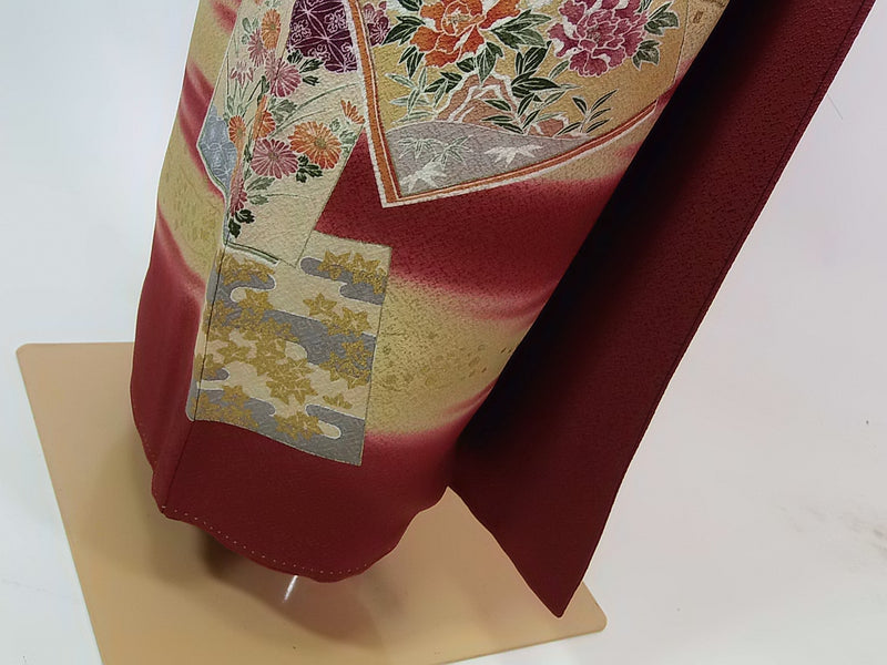 Kimono, kimono, colored tomesode, Japanese family crest with floral paper pattern, one crest with five paulownia crest, gold, pure silk, hand-stitched, red