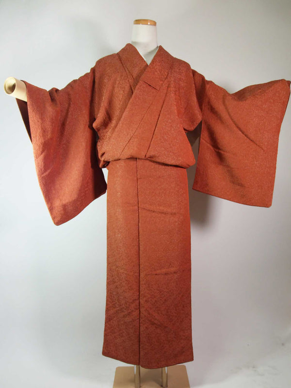 Belle femme, kimono, kimono coloré, avec écusson de la famille japonaise, fil d'argent, pure soie, cousu à la main, brun rougeâtre.