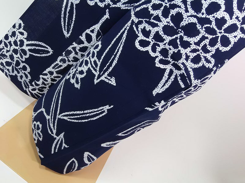 Almost beautiful, hand-stitched yukata with flower pattern, Japanese product, SS size, Japanese yukata, navy blue color.