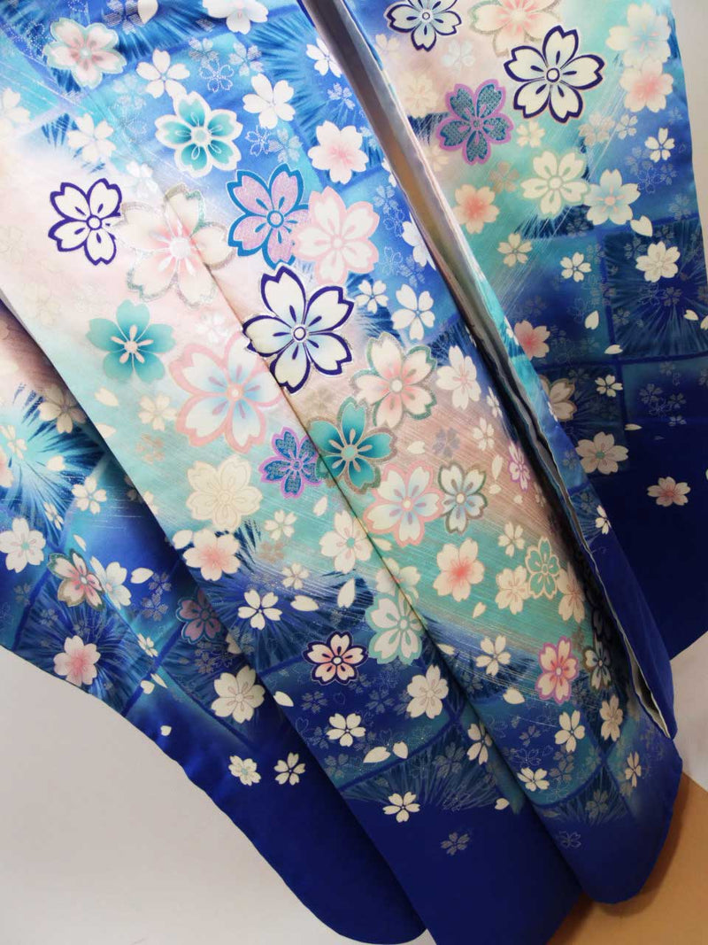 Magnifique Furisode (manches longues), design floral, couleur argent, broderie argentée, pure soie, dégradé, bleu, taille LL.