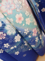Magnifique Furisode (manches longues), design floral, couleur argent, broderie argentée, pure soie, dégradé, bleu, taille LL.
