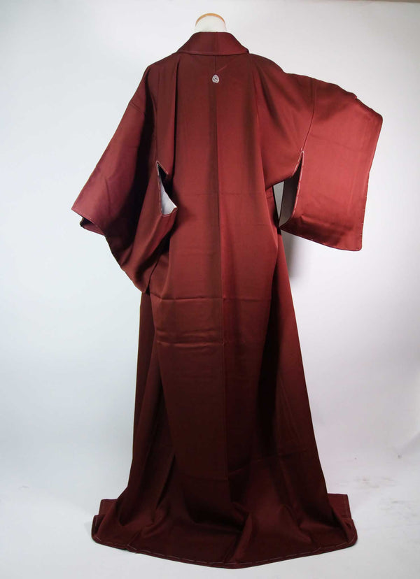 Presque beau kimono de femme, kimono coloré avec les armoiries de la famille japonaise, pure soie, cousu à la main, rouge-rouge (brun-rouge).