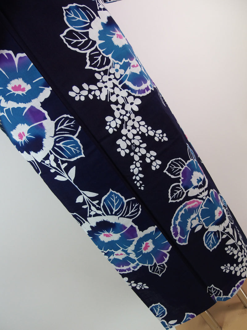 Yukata rétro, teinture injectée, motif floral, adulte mignon, peigné, teint indigo.