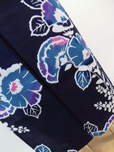 Yukata rétro, teinture injectée, motif floral, adulte mignon, peigné, teint indigo.