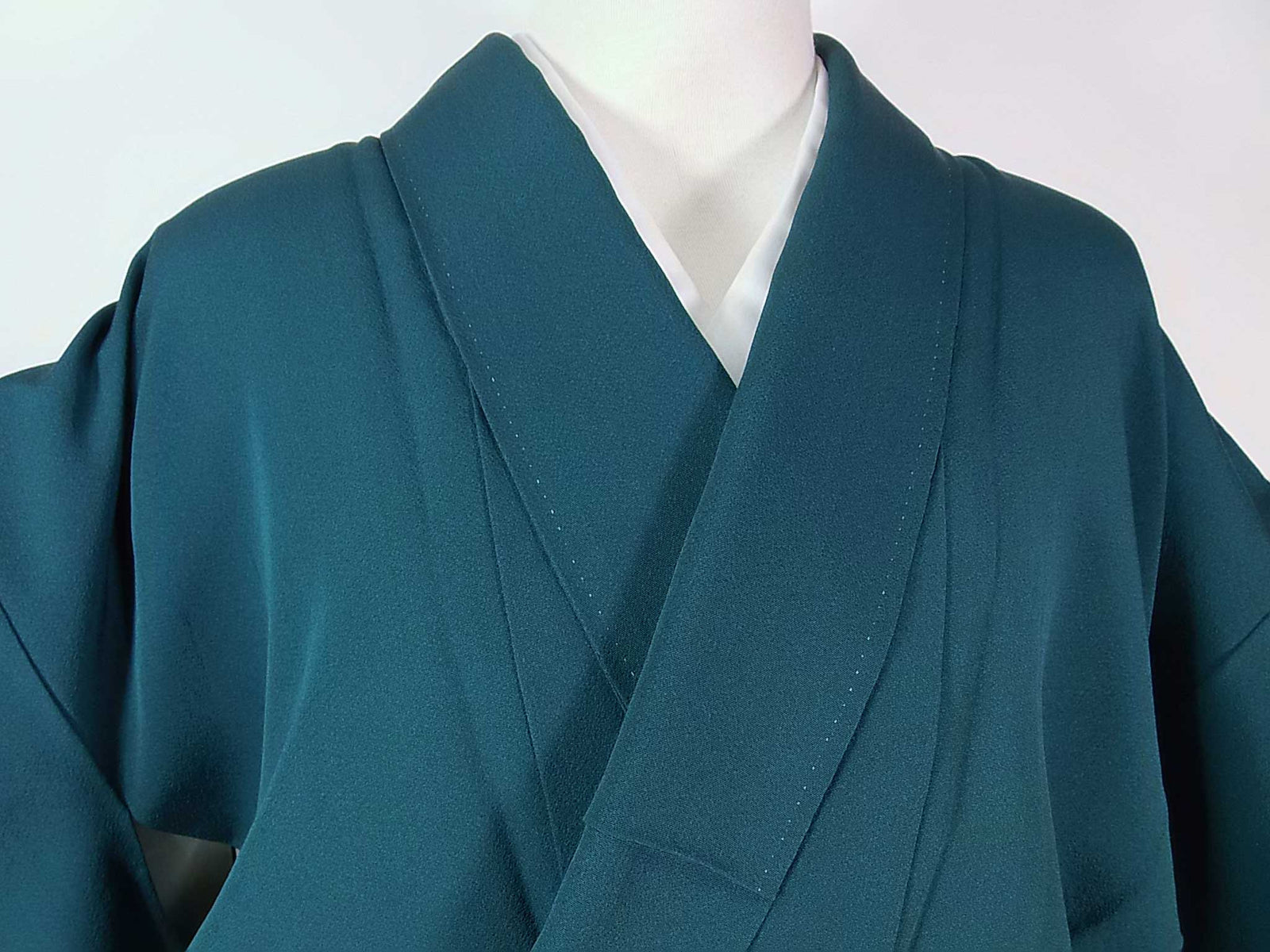 女性 着物 色無地 日本の家紋入 五三の桐紋 正絹 手縫い 青緑色 