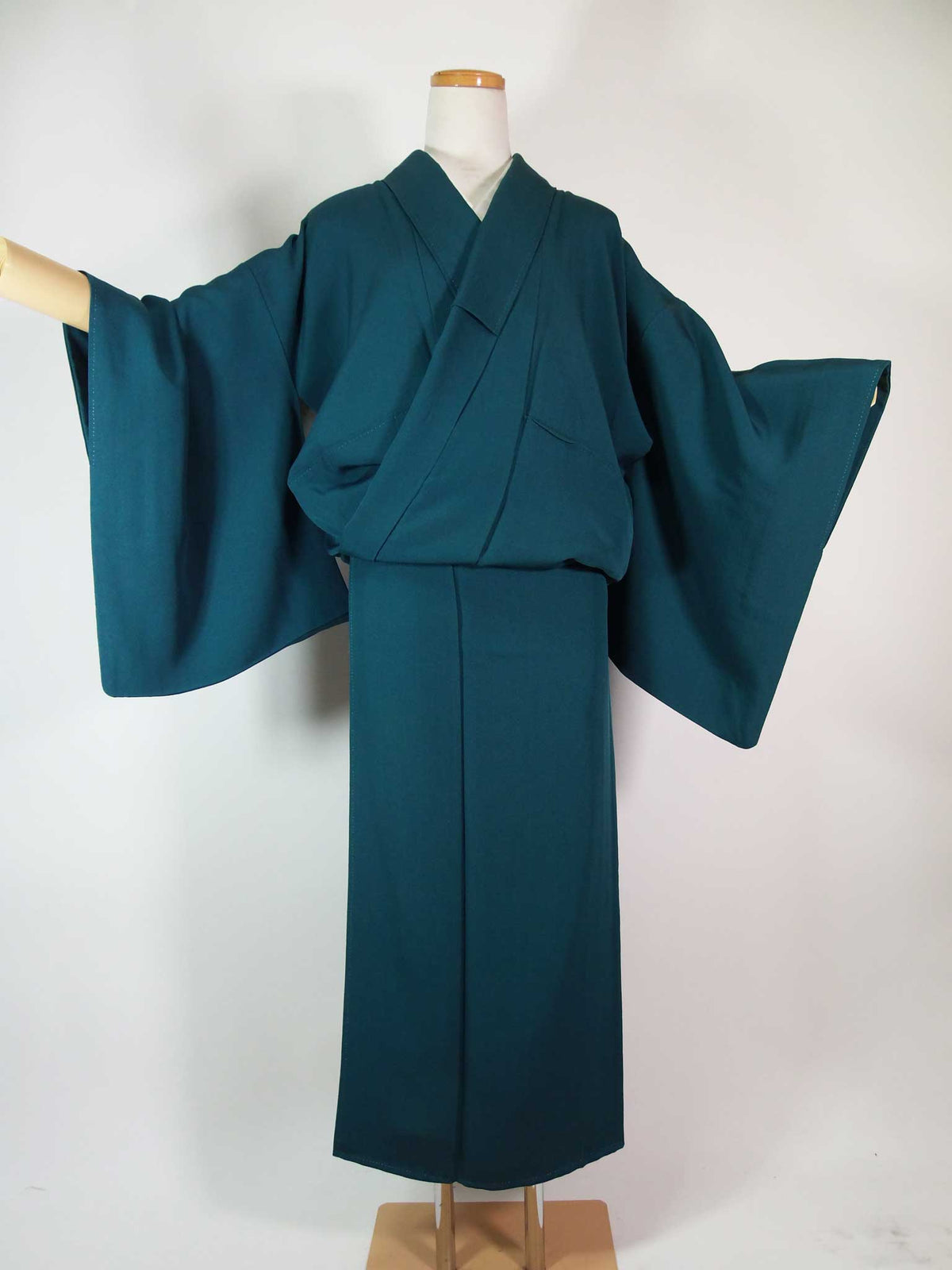 冠婚葬祭に色無地 色無地（無柄 無地 日本の家紋も入っている物も） – MIYABI