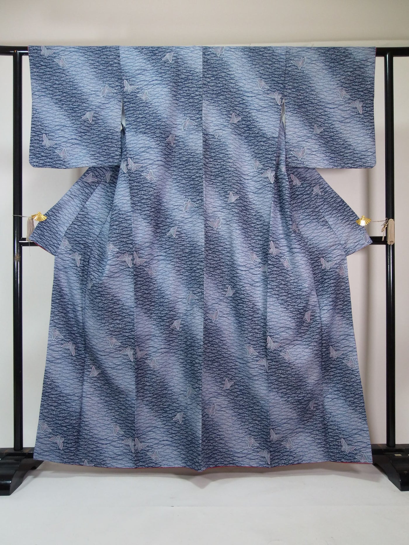洗える着物【美品】蝶にお花・葉 小紋 袷a02 やってのけ 洗える着物【美品】蝶にお花・葉 小紋 袷a02 やってのけ