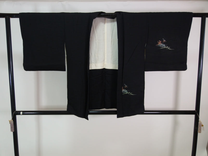 Haori noir, motif de vagues orageuses, écusson japonais, fil d'or Veste de kimono