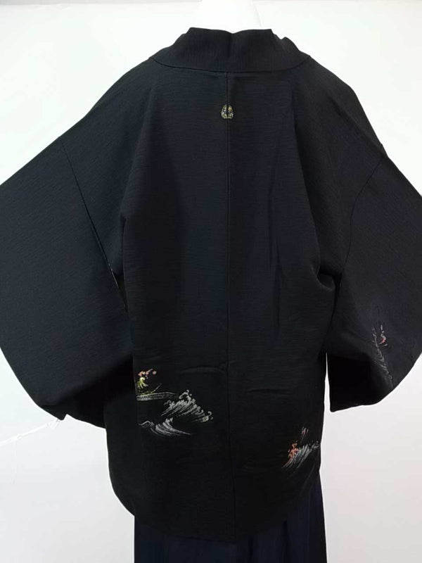 Haori noir, motif de vagues orageuses, écusson japonais, fil d'or Veste de kimono