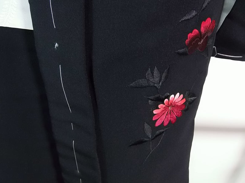 Unused, beautiful black haori, flower pattern, Japanese embroidery, silk product with Japanese family crest Kimono jacket