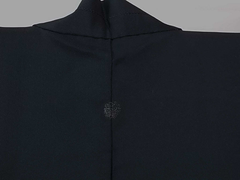 Unused, beautiful black haori, flower pattern, Japanese embroidery, silk product with Japanese family crest Kimono jacket