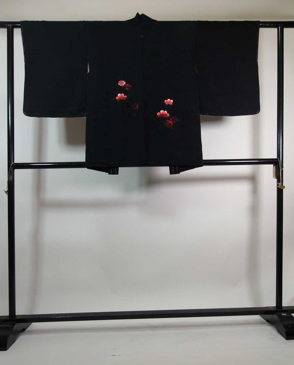 未使用　美品　黒羽織　花模様　日本刺繍　絹製品　日本の家紋入り　日本製品　Kimono jacket　