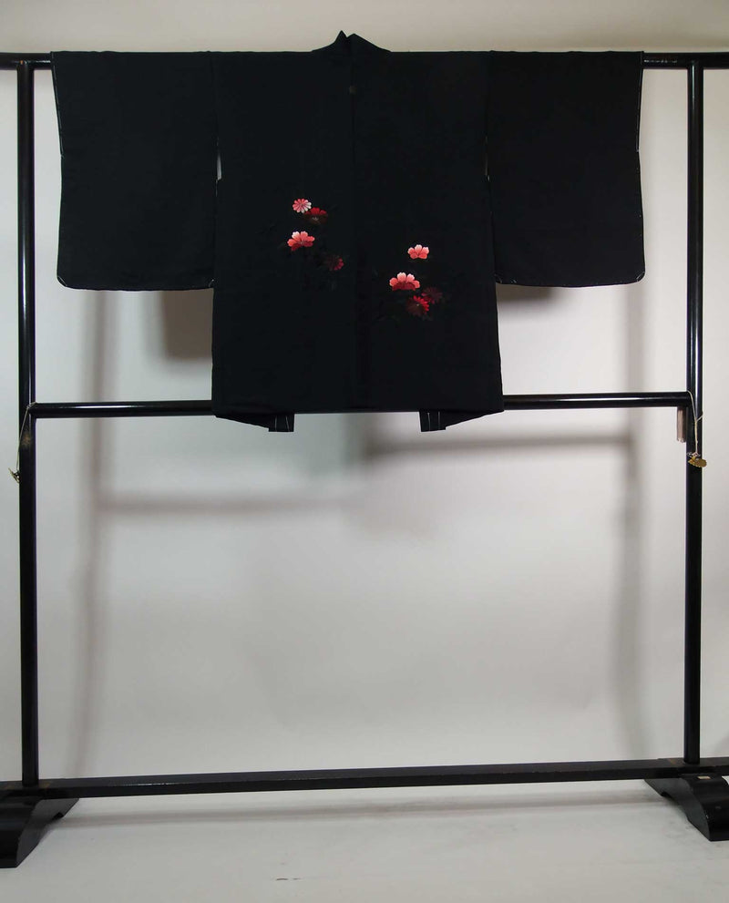 Unused, beautiful black haori, flower pattern, Japanese embroidery, silk product with Japanese family crest Kimono jacket