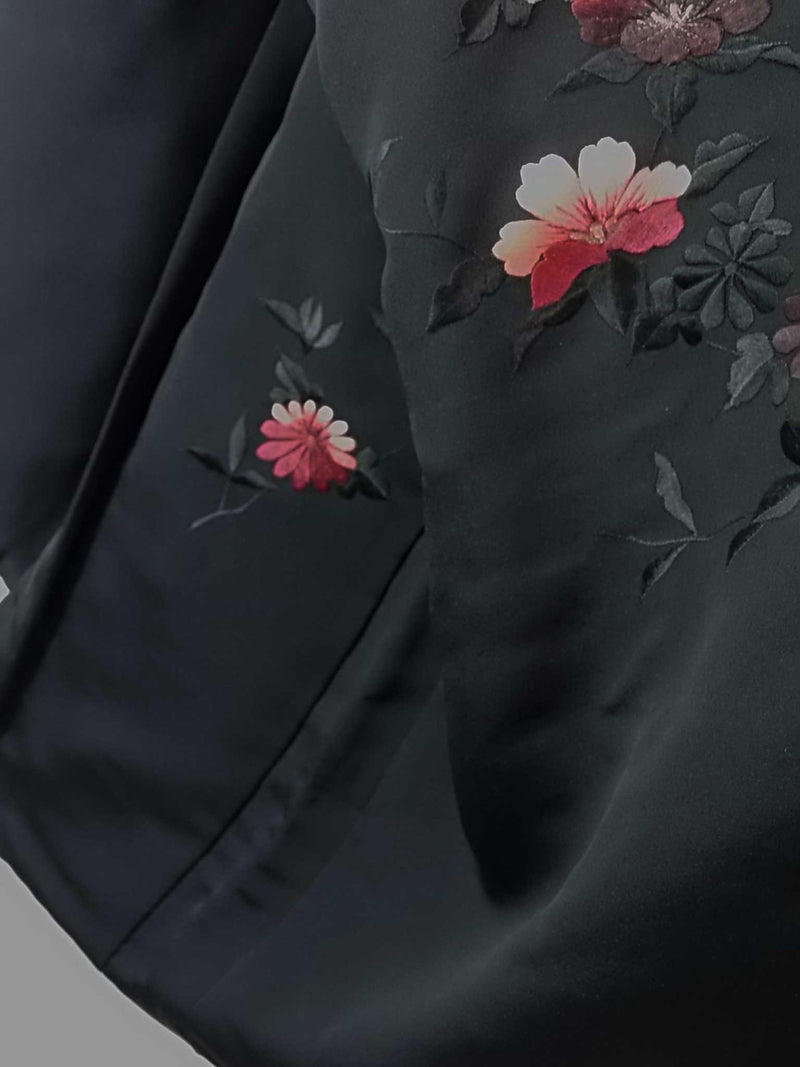 Unused, beautiful black haori, flower pattern, Japanese embroidery, silk product with Japanese family crest Kimono jacket