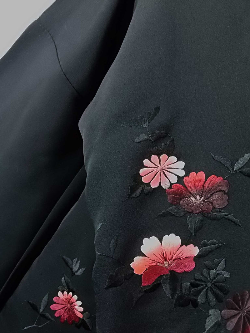 Unused, beautiful black haori, flower pattern, Japanese embroidery, silk product with Japanese family crest Kimono jacket